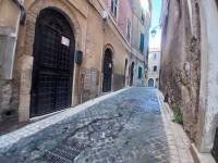 Negozio in affitto a  TIVOLI su Vicolo Della Viola foto 1 di 16