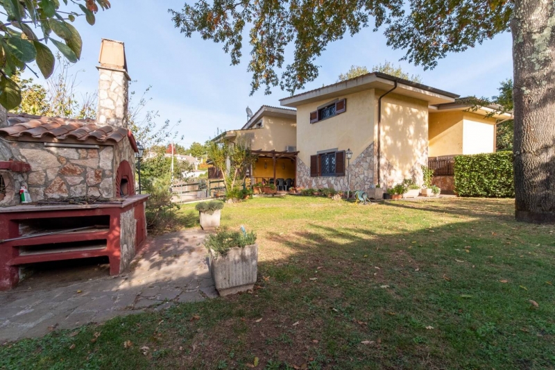 Villa bifamiliare
             in vendita a rignano-flaminio - via-delle-azalee-42. Foto 1 di 1 